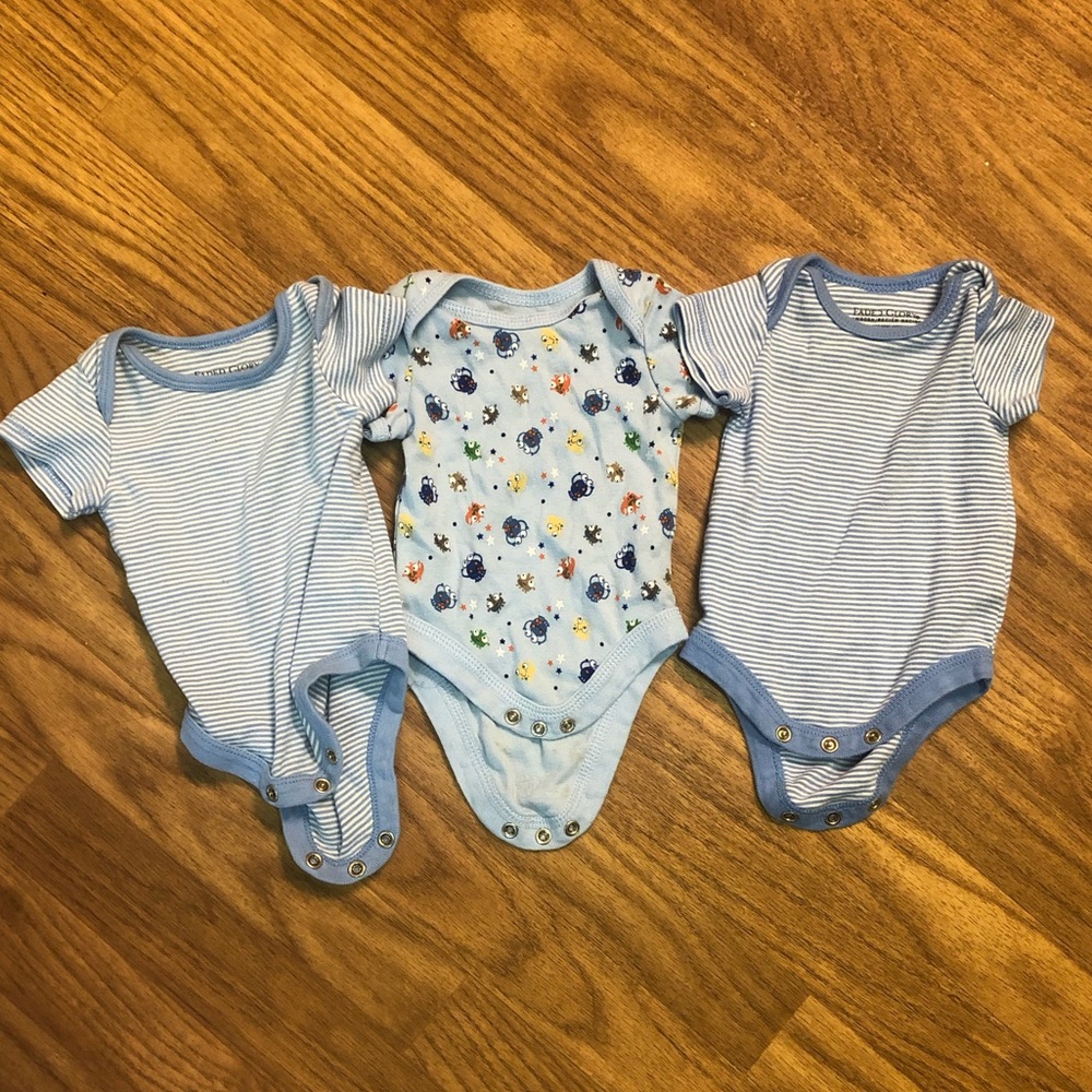 ⭐️ 4/$20 3 Newborn Onesies